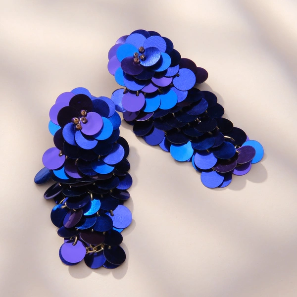 Kolczyki z kwiatem i kaskadą z granatowych cekinów. SPACER NOCĄ