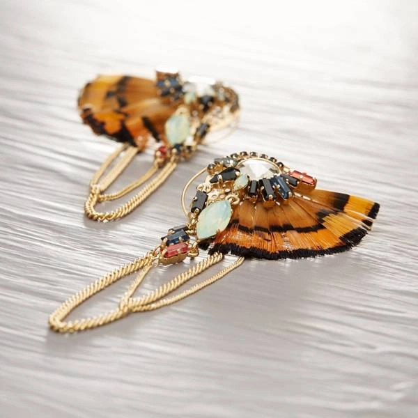 Kolczyki wiszące z piórami, łańcuszkami  i kryształkami. PARYŹ ROZTAŃCZONY