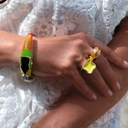 Pozłacana bransoletka z motywem kolorowego tukana. ŻYJ KOLOROWO