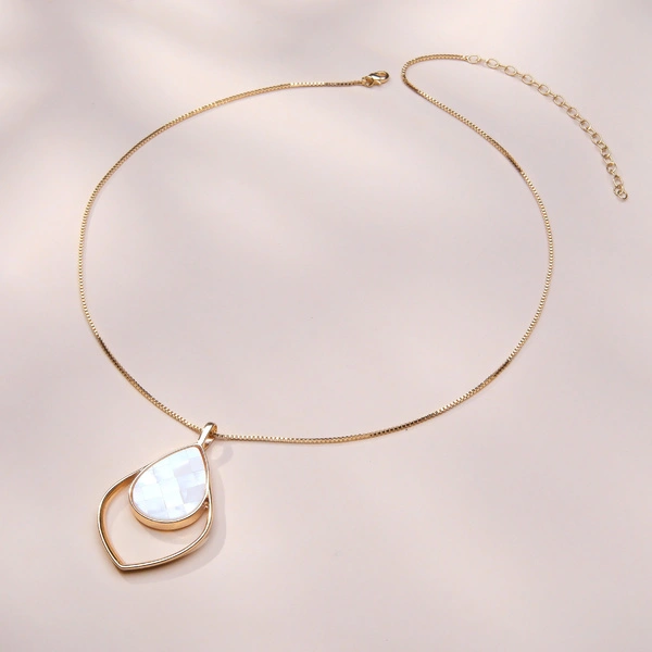 Złocony naszyjnik z zawieszką kroplą z masą perłową. KOLAŻ ŚWIATŁA