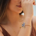 Sztywna złocona bransoletka z dekorem z muszli abalone. MUSZĘ MUSZLE