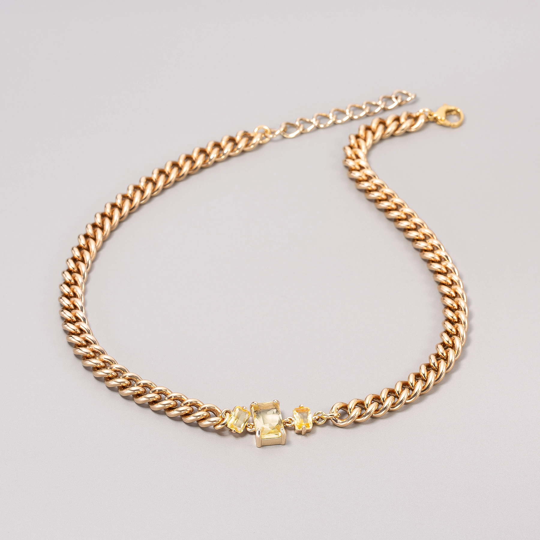 Złocony naszyjnik na grubym łańcuchu z trzema kryształami. BRUNA