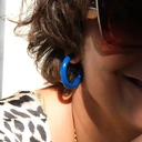 Pozłacane kolczyki koła emaliowane na granatowo. EMMA