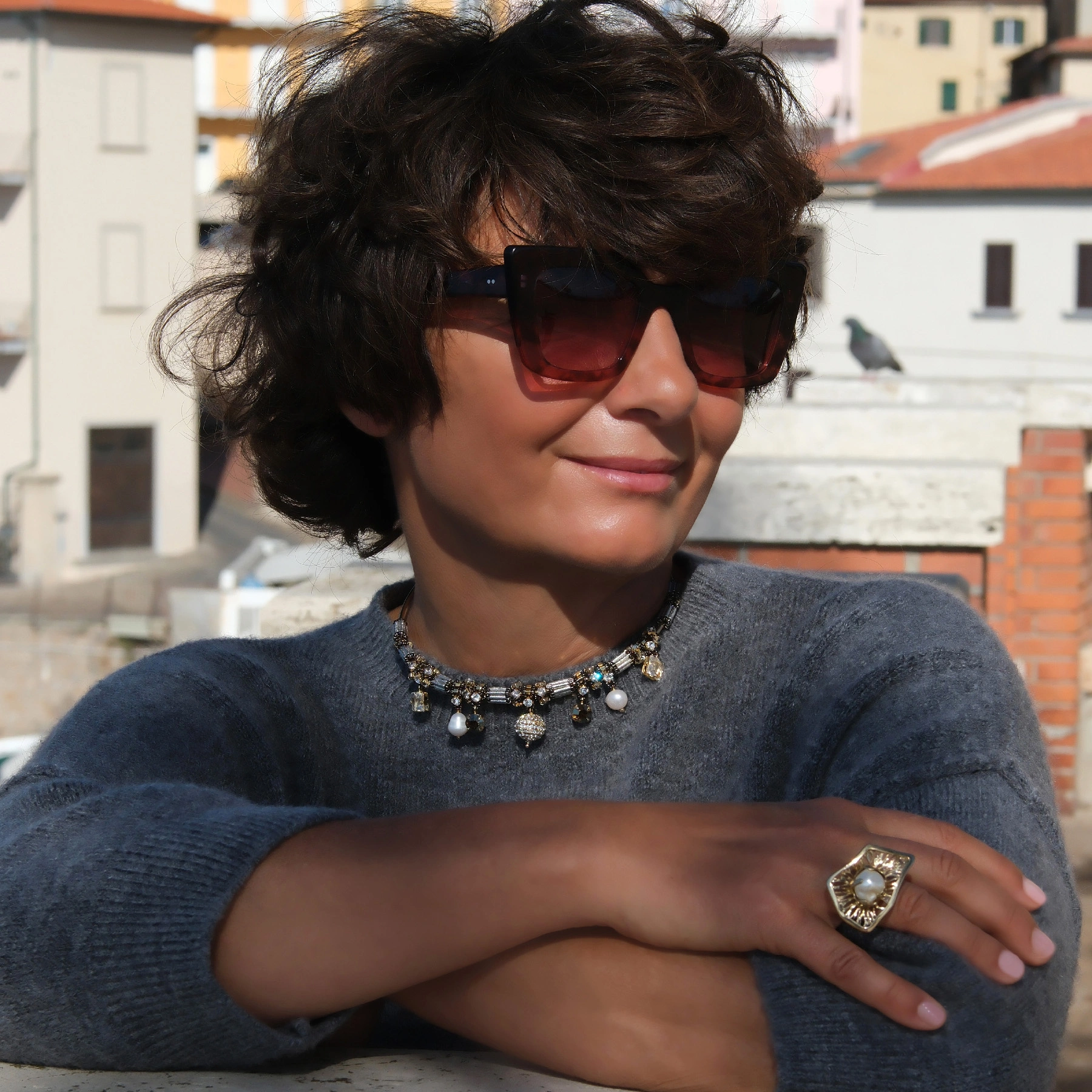 Regulowany pierścionek z ażurowym dekorem i perłą. DOTYK MGŁY