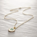 Krótki wisiorek na łańcuszku z zawieszką koniczynką. SZCZĘŚCIE