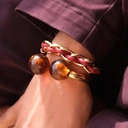 Sztywna złota bransoletka z dwiema brązowymi kulami. KOCHAM BRĄZ