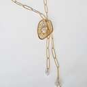 Złocony naszyjnik na łańcuchu z ażurowym dekorem i perłami. PRZEJRZYSTE NIEBO