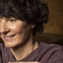 Kolczyki wkrętki z emaliowaną na perłowo kuleczką. UZIEMIONE