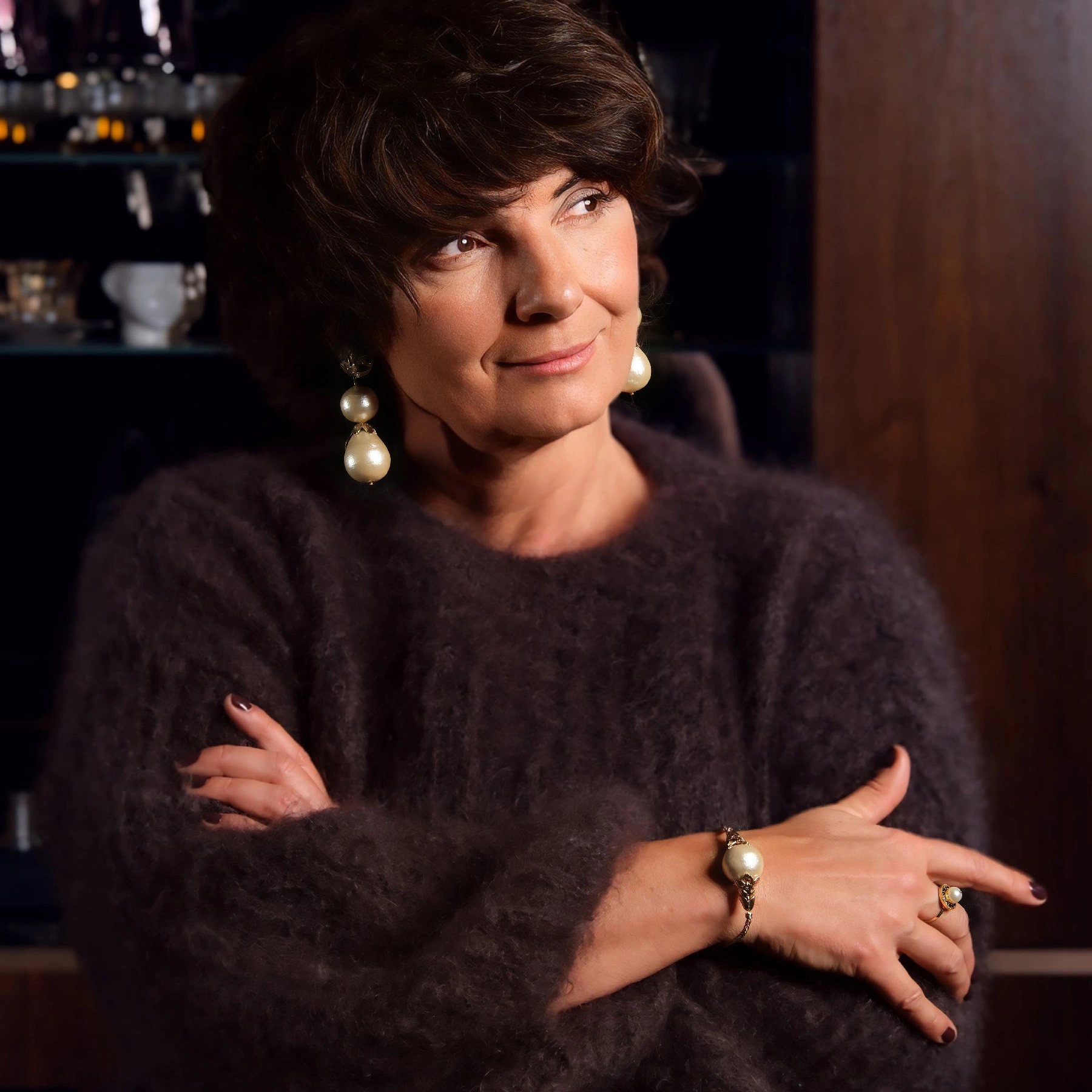 Złocony pierścionek z perłą i czarnymi kryształkami. KSIĘŻYCOWA POŚWIATA