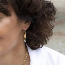 Kolczyki wiszące z drobnymi, błękitnymi kryształkami. MINIMALIZM