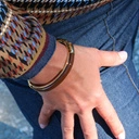 Złocona bransoleta z dekorem z akrylu w kolorze mokka. CAFE MOCCA