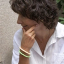 Bransoletka na gumce z perłą i pomarańczowymi koralikami. BRZOSKWINKA