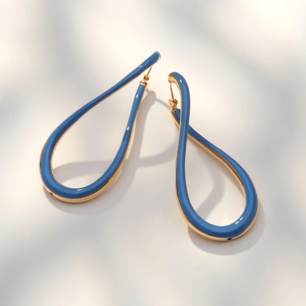 Pozłacane kolczyki w kształcie znaku nieskończoności. ŹRÓDŁO WIECZNOŚCI