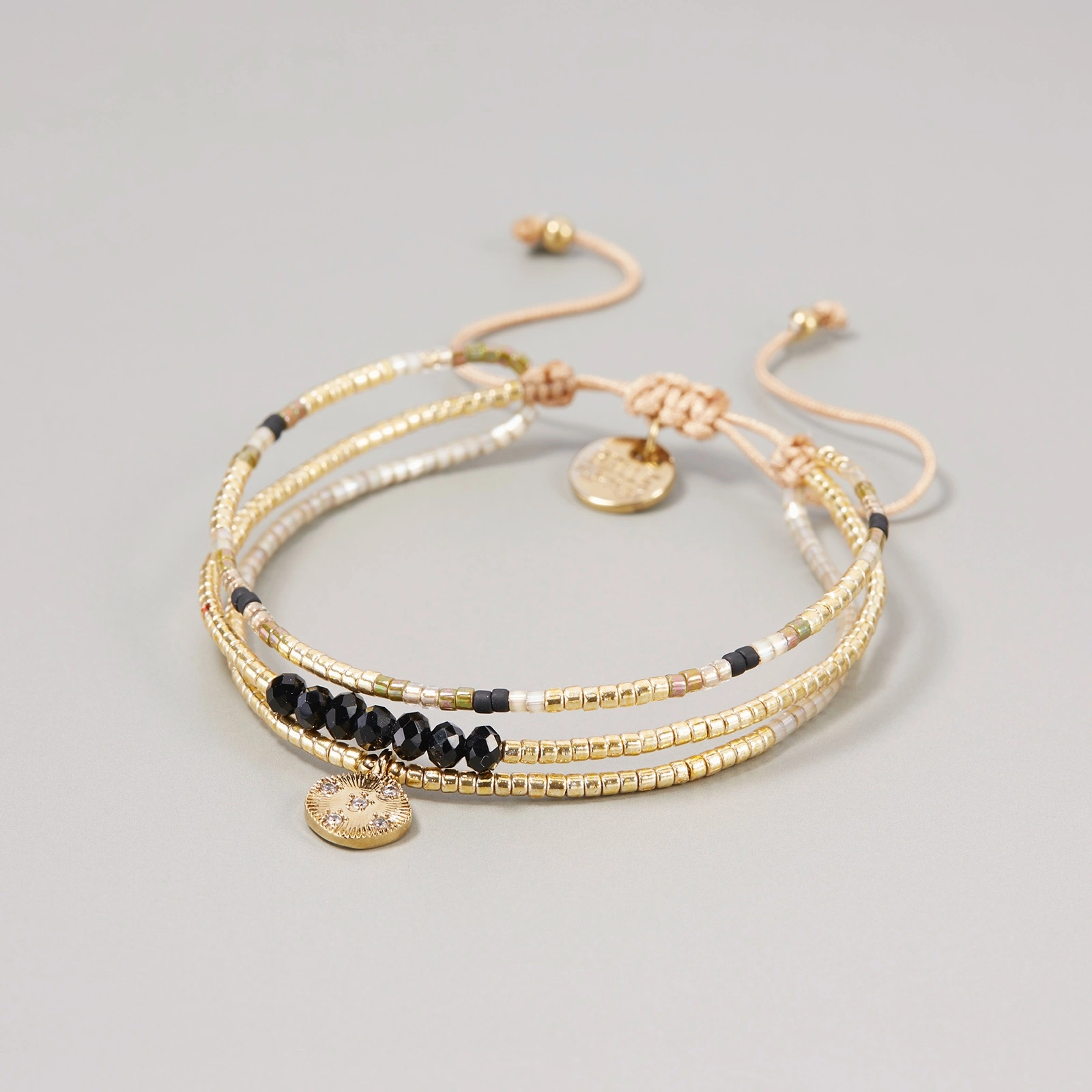 Trzyrzędowa bransoletka z koralików Miyuki z zawieszką. FETE A CANNES