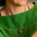 Krótki wisiorek z pszczołą wysadzaną granatami. NATURA PSZCZOŁY