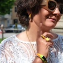 Pozłacane kolczyki wiszące z emaliowaną pszczółką. MIÓD NA USZY