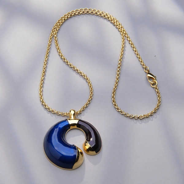 Złocony wisior z emaliowaną na granat i brąz zawieszką. GIULIA