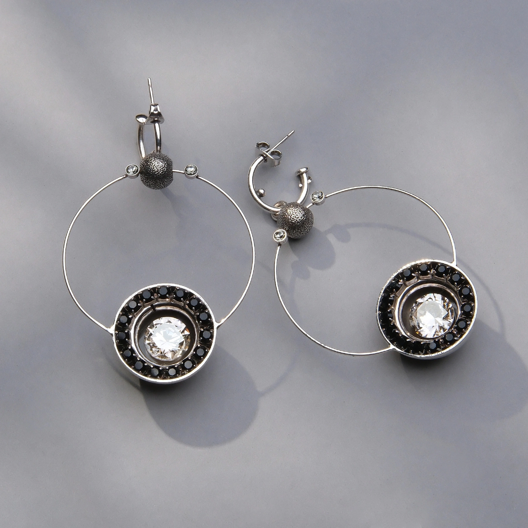 Małe srebrzone kolczyki z białym i czarnymi kryształami. AURORA KSIĘŻYCA