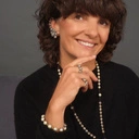 Pozłacany pierścionek bogato wysadzany kryształkami. ELEGANCJA