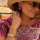 Kolczyki wiszące z kwiatem i kaskadą z fioletowych cekinów. JAK NA ARONIĘ