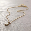 Krótki wisiorek z zawieszką perłowym skarabeuszem. DOBRY SKARABEUSZ