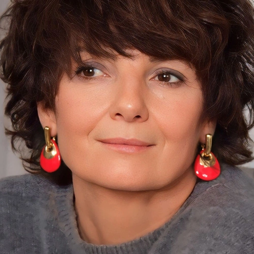 Złocone kolczyki z zawieszką emaliowaną na czerwono. KROPLE NAMIĘTNOŚCI