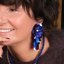 Kolczyki wiszące z kwiatem i kaskadą z granatowych cekinów. SPACER POD GWIAZDAMI