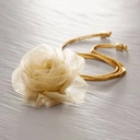 Regulowany zloty choker na tasiemce z różą z organzy. NA WIECZÓR