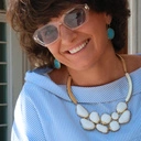 Złocony naszyjnik z białymi kamieniami z żywicy. WZGÓRZA AKROPOLU