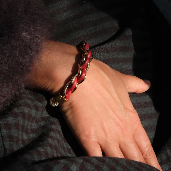 Złocona bransoletka z rzemykiem w tonie cabernet. VINO CABERNET