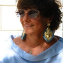 Pozłacany wisiorek z jaśminem emaliowanym na biało. RADOSNA WIOSNA