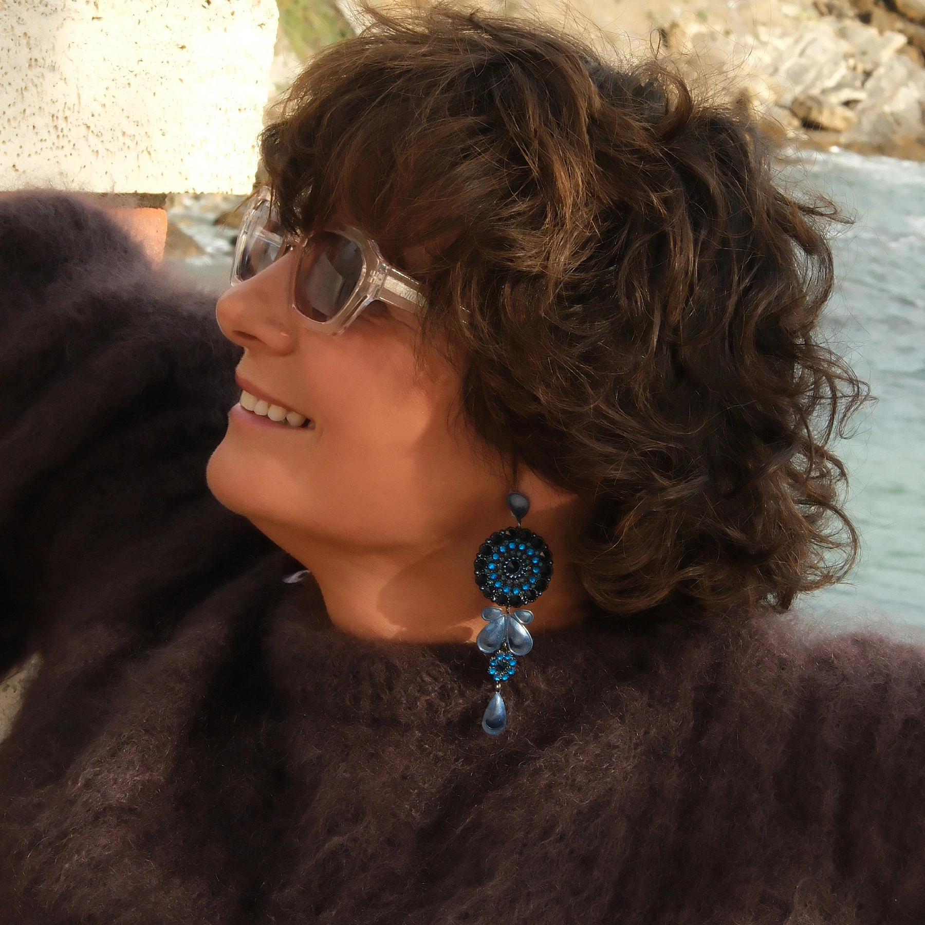 Kolczyki rozety z kobaltowych kryształów z kroplami. LA FORMA DELL ACQUA