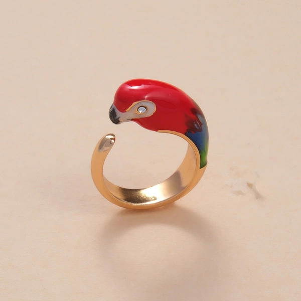 Otwarty złocony pierścionek z czerwoną głową papugi. ARA BELLA