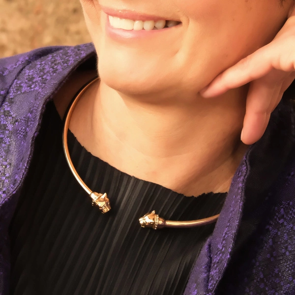 Sztywna złocony naszyjnik z dwiema głowami panter. CRISTINA