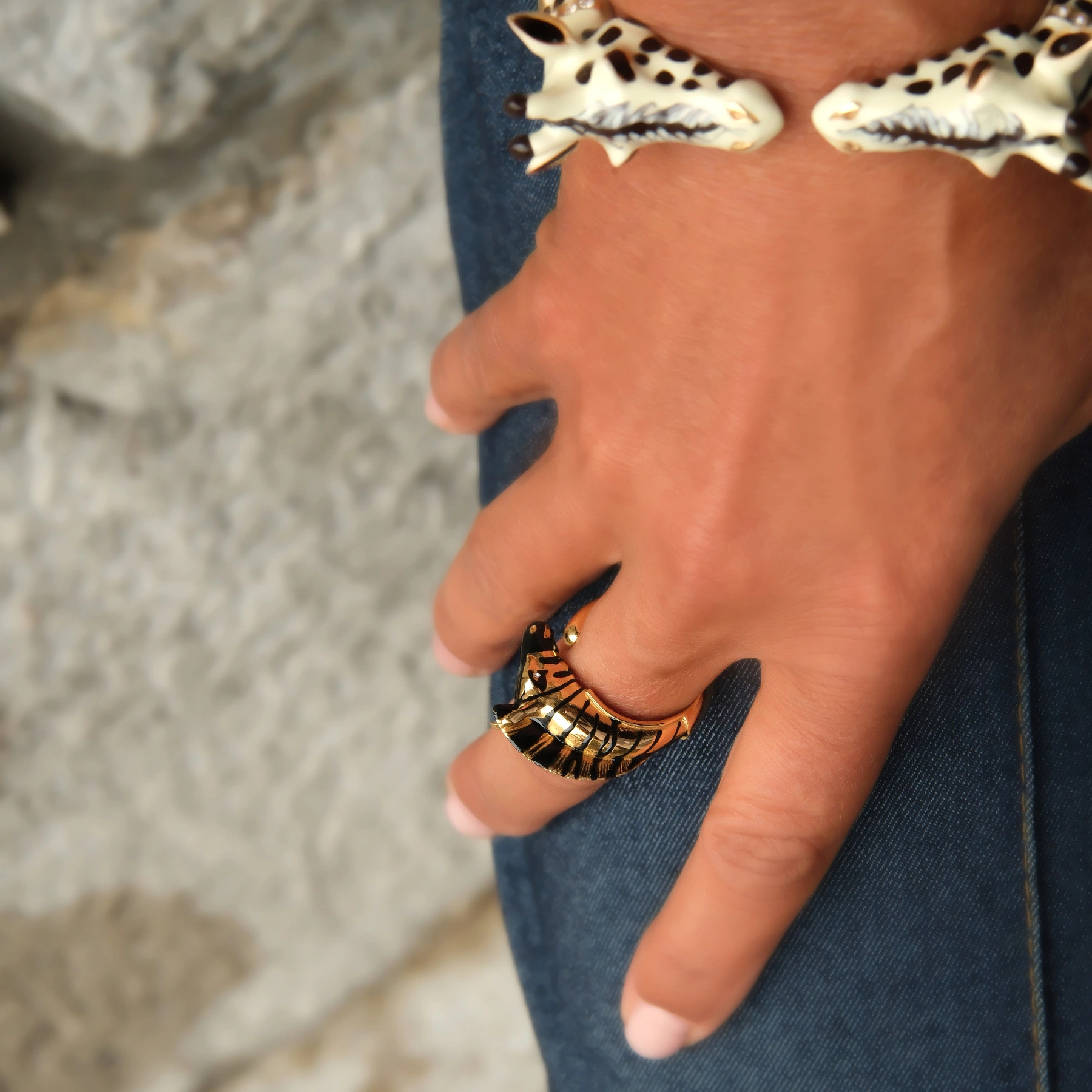 Pozłacany pierścień z głową zebry z cyrkoniami. PASKI MOCY