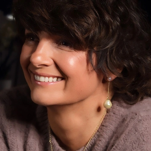 Pozłacane kolczyki z dwiema szklanymi perłami. MIŁOSNE GESTY