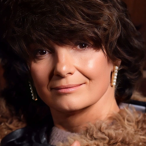 Pozłacane kolczyki ze szklanymi perełkami w bieli. SŁONECZNE WIBRACJE