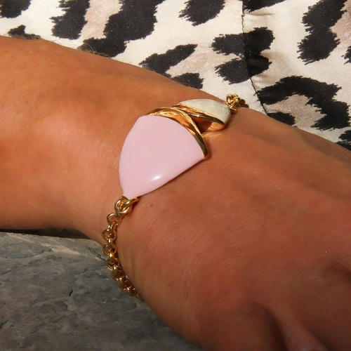 Złocona bransoletka na łańcuszku z różówo-białym dekorem. ADA