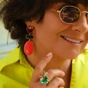 Pozłacane kolczyki z dekorem z żywicy i kryształami. SOCZYSTA PAPAJA