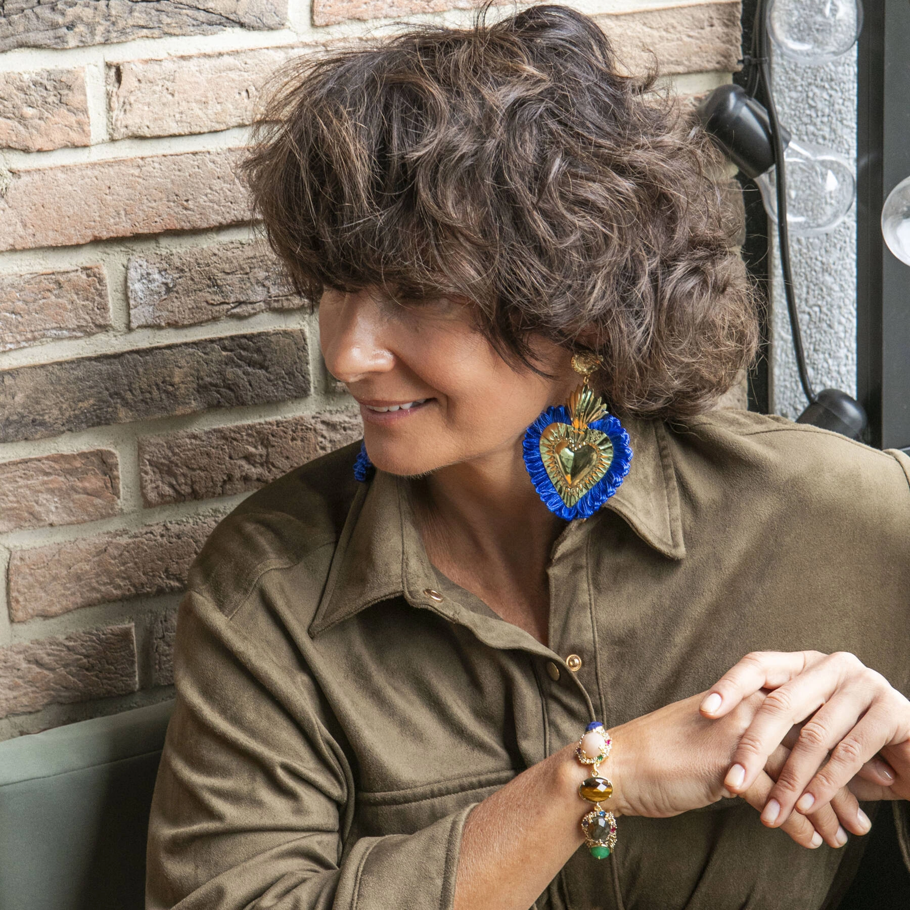 Pozłacane kolczyki serca z błękitnymi frędzelkami. MACALDA DI SCALETTA