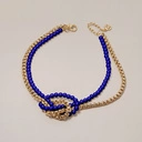 Naszyjnik z kobaltowych koralików i łańcuszka. KOBALT W SŁOŃCU