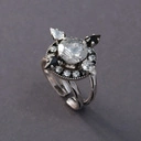 Posrebrzany pierścionek w formie kwiatu z kryształami. GWIEZDNY KWIAT