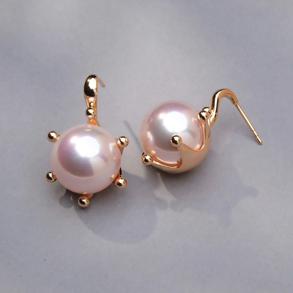 Złocone kolczyki ze szklanymi perałmi w różu w koronie. MUZYKA W SŁOŃCU