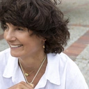 Drobne pozłacane kolczyki wiszące z motywem kwiatka. SMALL THINGS