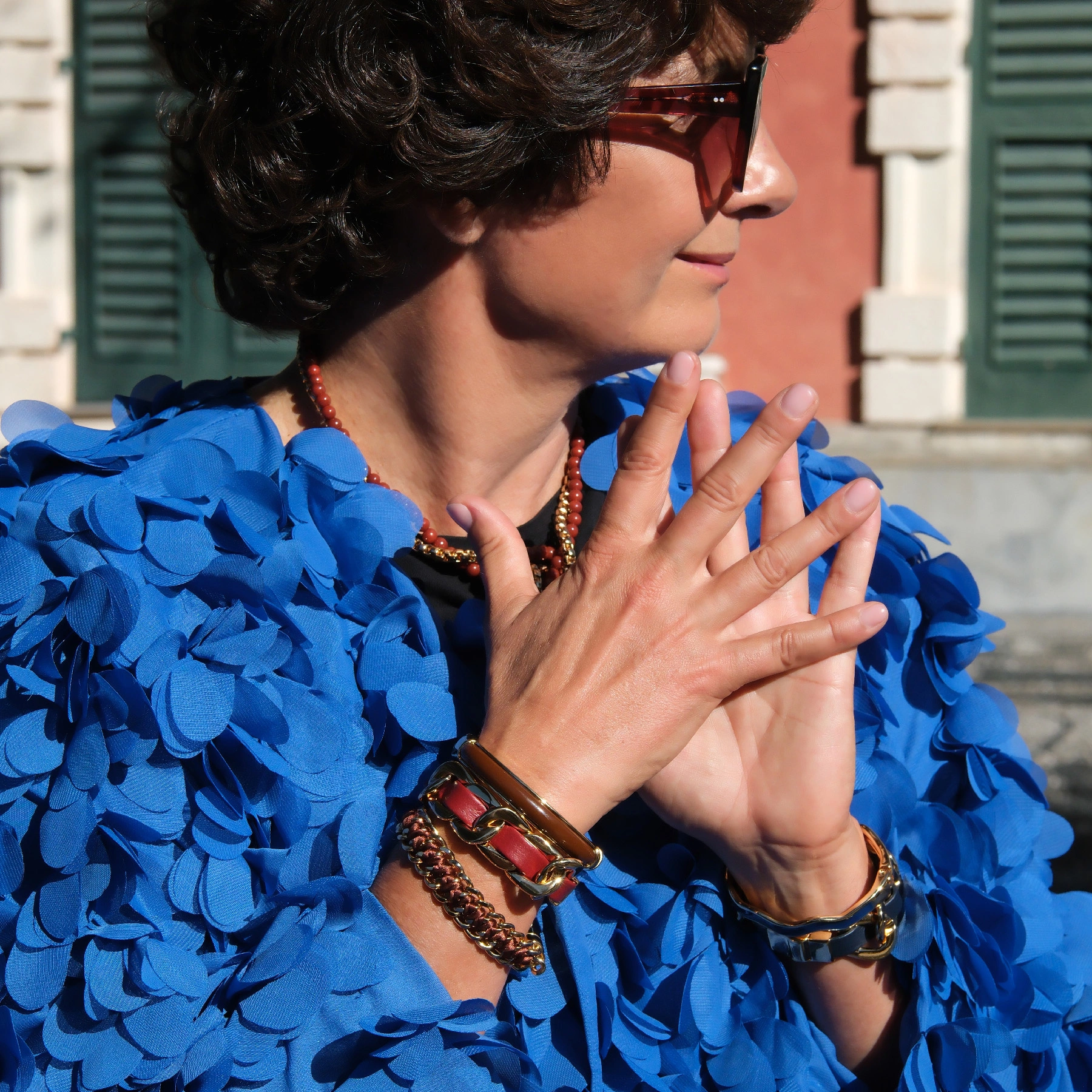 Złocona bransoleta z dekorem z akrylu w kolorze mokka. CAFE MOCCA