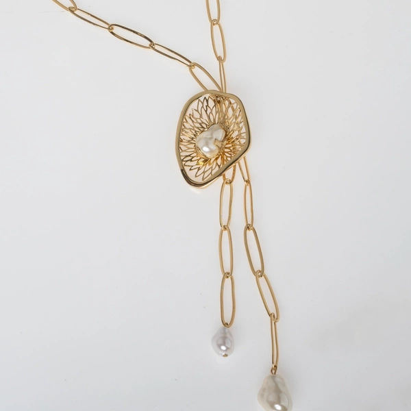 Złocony naszyjnik na łańcuchu z ażurowym dekorem i perłami. PRZEJRZYSTE NIEBO