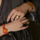 Szeroka pancerka z pomarańczowym paskiem. ZŁOCISTA ALEJA