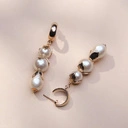 Złocone kolczyki z motywem liści i perłami bawełnianymi. TRZY MUŚNIĘCIA MGŁY