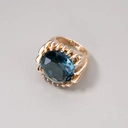 Pozłacany pierścionek z kryształem w morskim odcieniu. MEDIOLAN NOCĄ