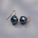Kolczyki z amorficznymi perłami w kolorze petrol. WYSPANA ANIELICA